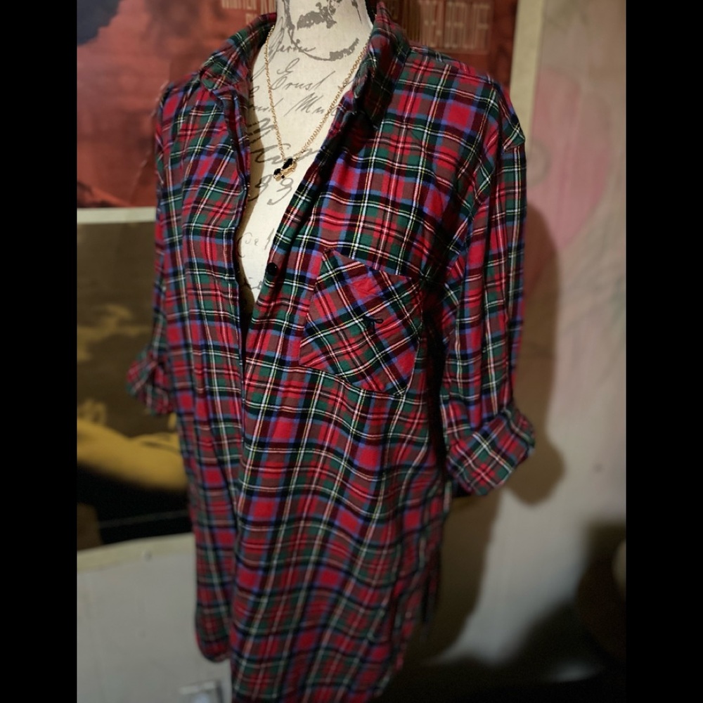 Victoria Secret midi size night shirt in great condition. Great condition